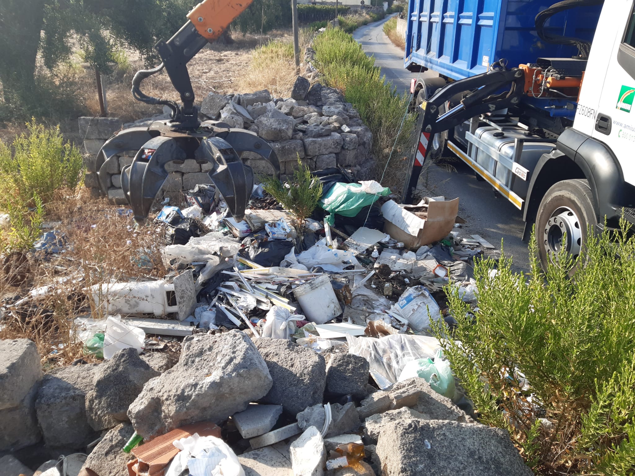 Ripulita via Gioacchino Toma, rimosse 10 tonnellate di rifiuti