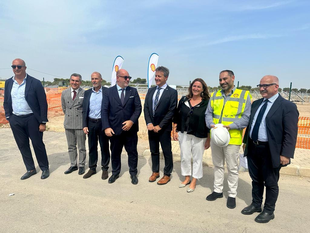 Shell installa a Taranto il suo primo impianto fotovoltaico in Italia, Melucci: «Questo investimento dimostra che oltre la siderurgia c'è vita»